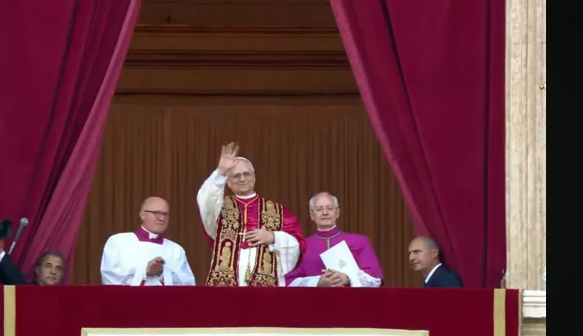 Así salió Robert Prevost al balcón para saludar a los fieles. Vatican Media.