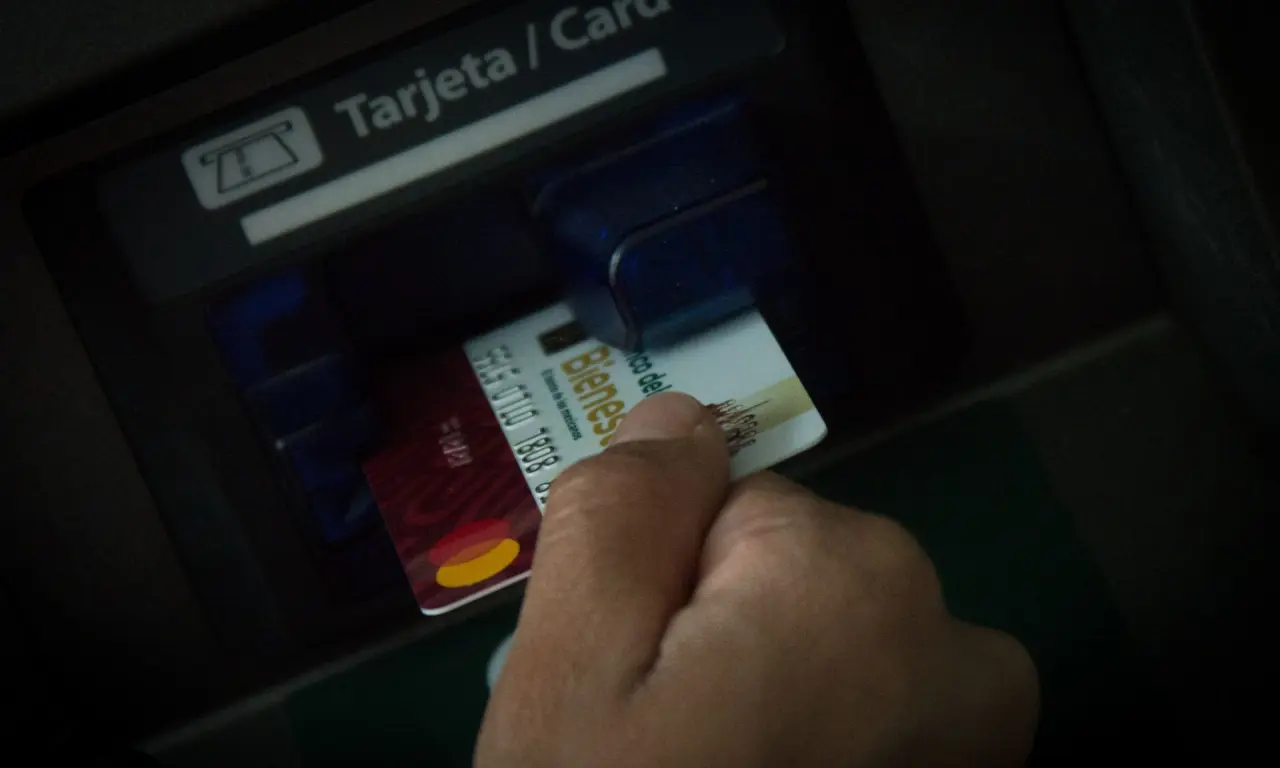  Los bancos cobran diferentes comisiones por retirar dinero con la tarjeta del Banco del Bienestar. 