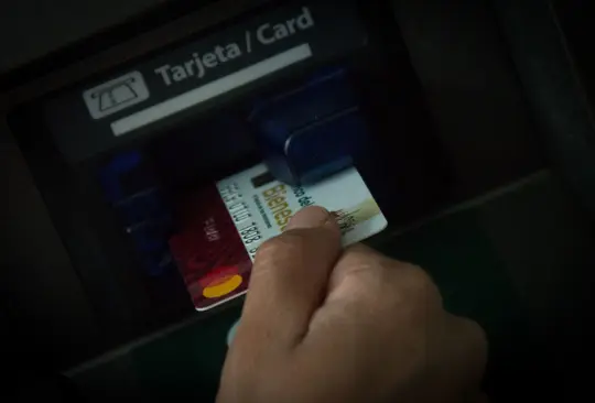 Los bancos cobran diferentes comisiones por retirar dinero con la tarjeta del Banco del Bienestar. Los bancos cobran diferentes comisiones por retirar dinero con la tarjeta del Banco del Bienestar.
