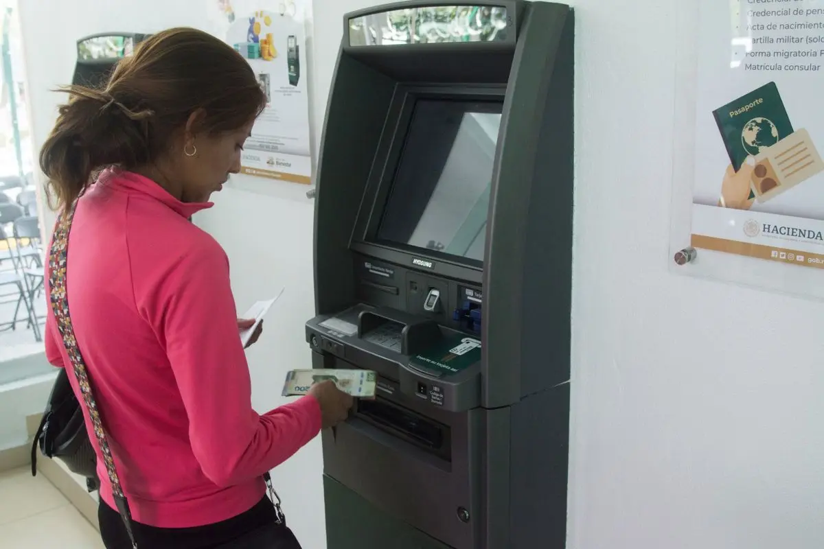 Los bancos tienen diferentes comisiones. Cuartoscuro.