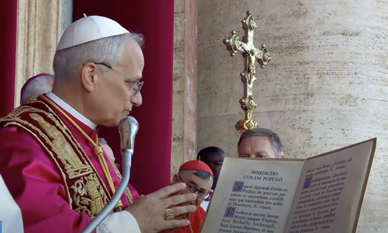  El nuevo Papa dio un discurso en español. 
