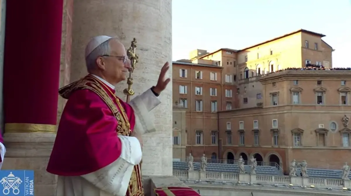 El nuevo Papa saludó a los fieles en San Pedro. Vatican News.