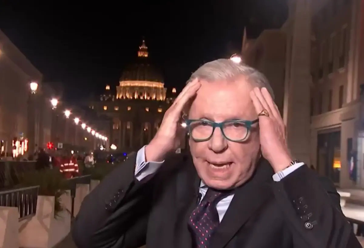  López Dóriga genera polémica por cobertura en el Vaticano. 