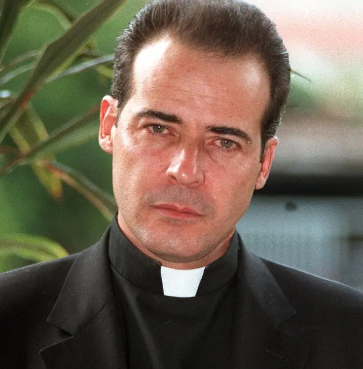 César Évora interpretó a Juan de la Cruz, un sacerdote y padre de Cristina