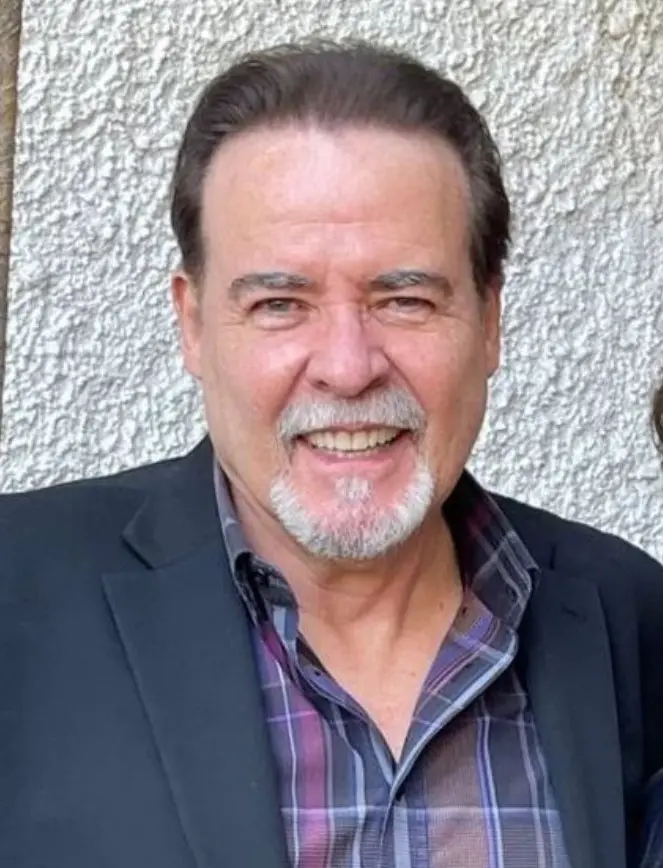 Ahora tiene 65 años, está casado con Vivian Domínguez y tienen tres hijos. En los últimos años ha participado en telenovelas como '¿Qué le pasa a mi familia?' y 'El último rey'.