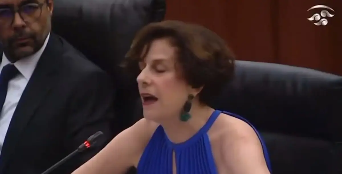 La politóloga ya no pudo acabar su discurso. Especial.