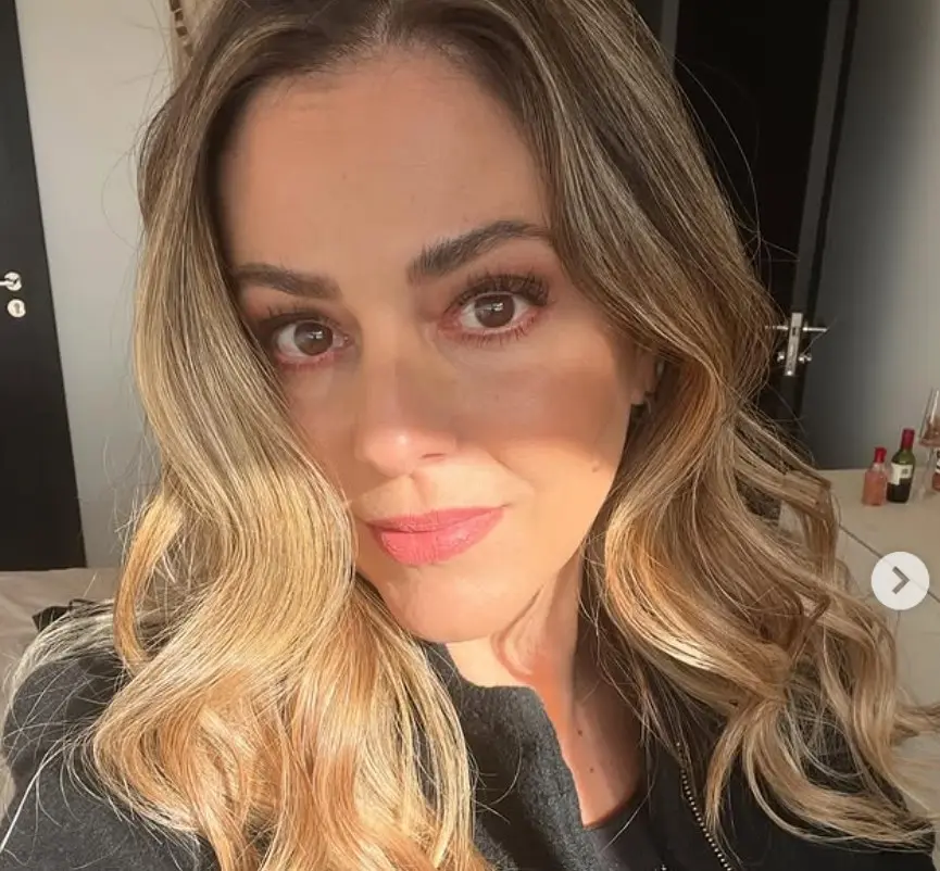 Ahora tiene 47 años y es mamá de tres hijos. Abandonó la actuación por petición de su exmarido, pero en 2018 regresó a la televisión en la bioserie de Silvia Pinal.