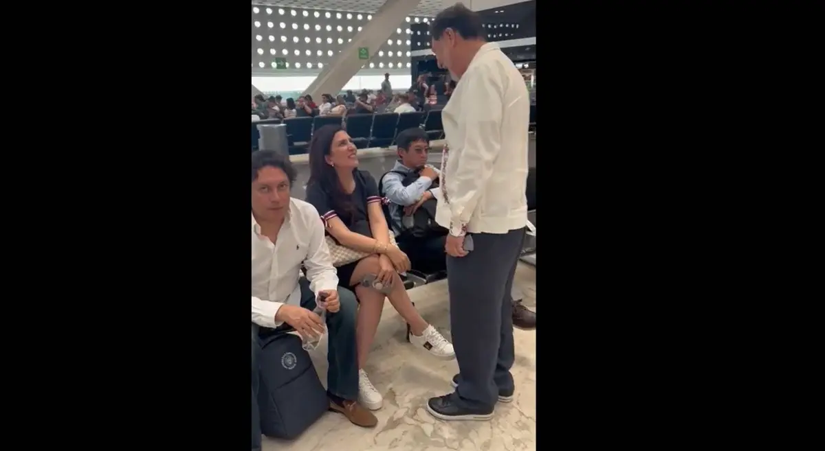 Noroña y Kenia López Rabadán en el aeropuerto. TK: fernandez_norona_oficial.