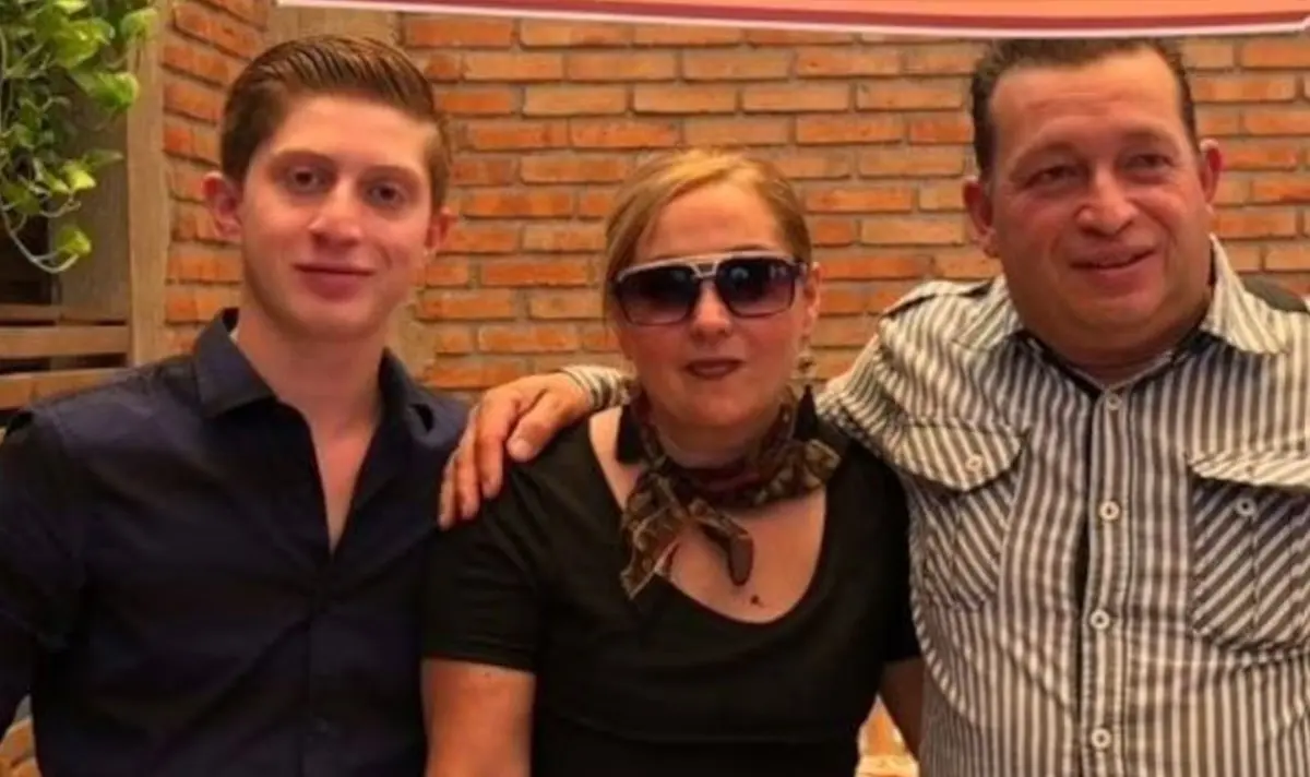 Octavio Ocaña con sus papás Redes sociales