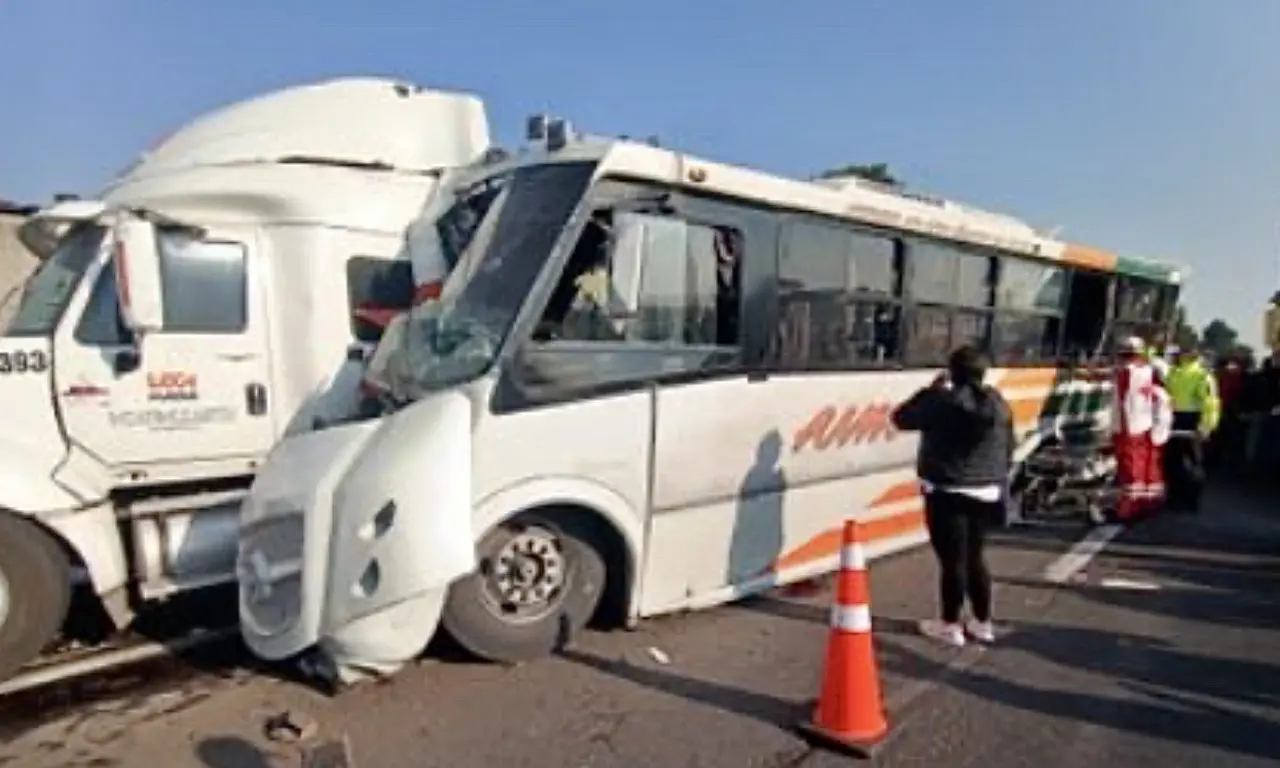  Imágenes del choque en Circuito Exterior Mexiquense: autobús destrozado 