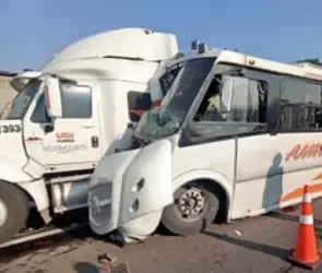 Imágenes del choque en Circuito Exterior Mexiquense: autobús destrozado