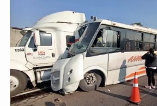Imágenes del choque en Circuito Exterior Mexiquense: autobús destrozado Imágenes del choque en Circuito Exterior Mexiquense: autobús destrozado