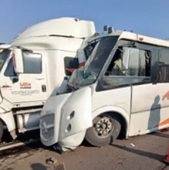 Imágenes del choque en Circuito Exterior Mexiquense: autobús destrozado