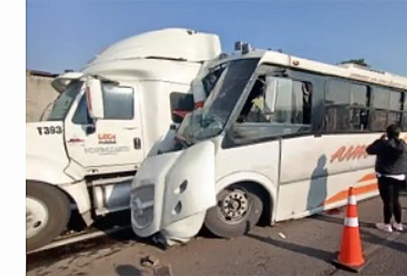 Imágenes del choque en Circuito Exterior Mexiquense: autobús destrozado Imágenes del choque en Circuito Exterior Mexiquense: autobús destrozado