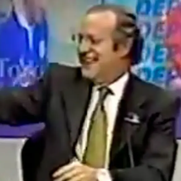 Reviven video en el que José Ramón Fernández saca una bolsa con polvo blanco en pleno programa en vivo