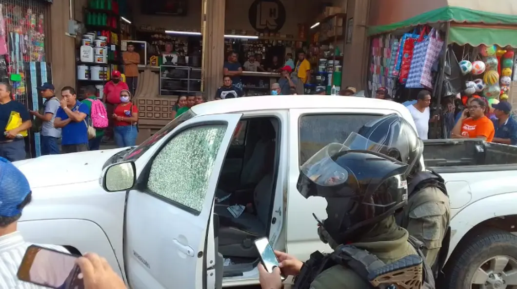 Fue asesinado a plena luz del día. X.