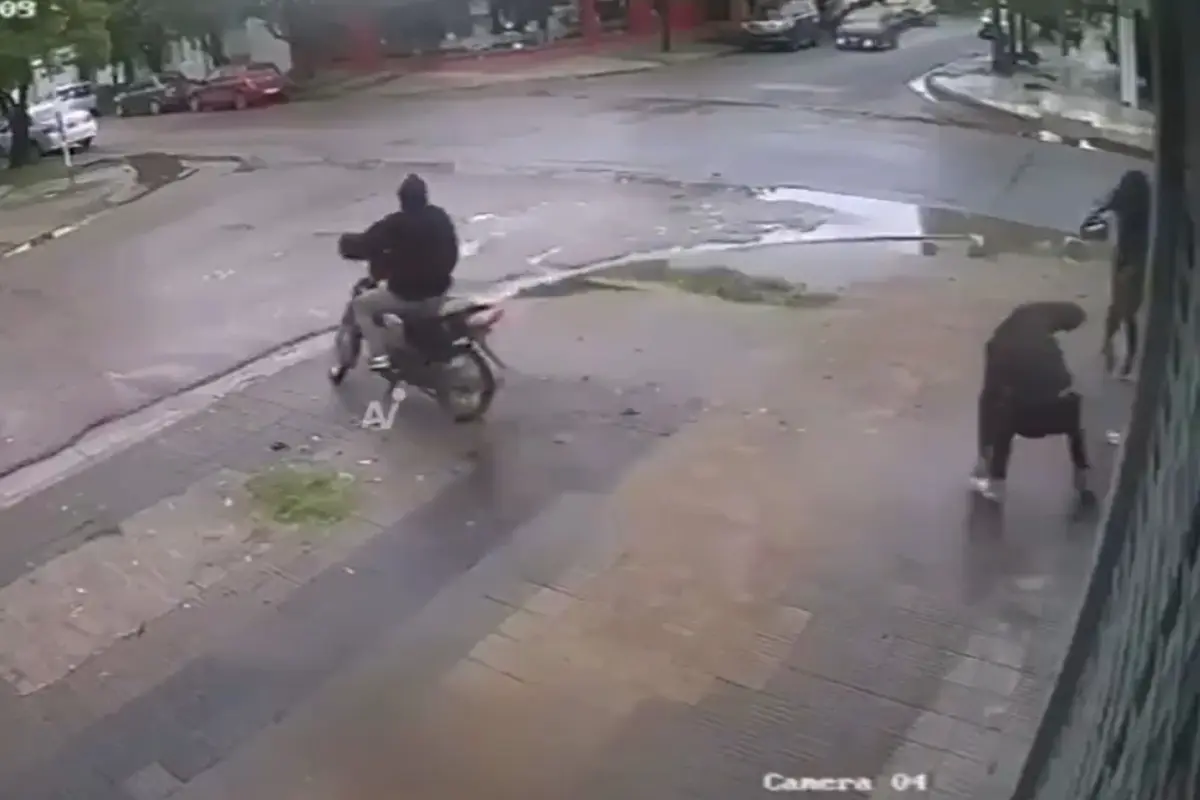  El video muestra cómo una trabajadora reacciona con rapidez y repele a los agresores lanzándoles una olla con agua hirviendo. 