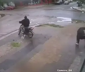 Empleada lanza agua hirviendo a ladrones y frustra asalto