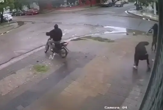 El video muestra cómo una trabajadora reacciona con rapidez y repele a los agresores lanzándoles una olla con agua hirviendo. El video muestra cómo una trabajadora reacciona con rapidez y repele a los agresores lanzándoles una olla con agua hirviendo.