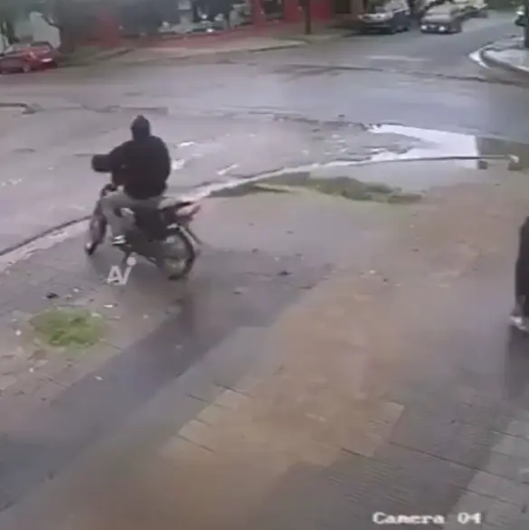 Empleada lanza agua hirviendo a ladrones y frustra asalto