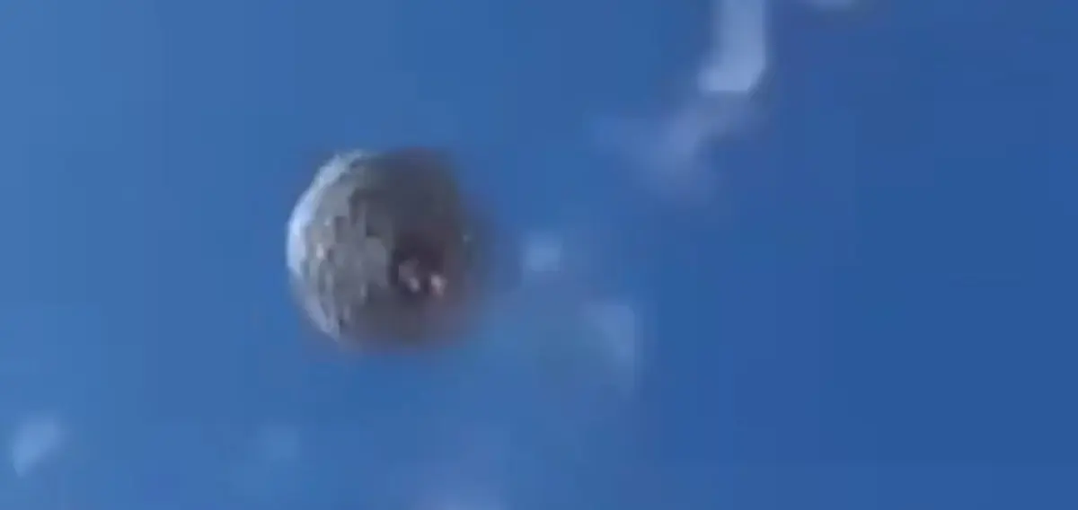 El hombre se elevó al cielo y luego no pudo resistir más. Especial.