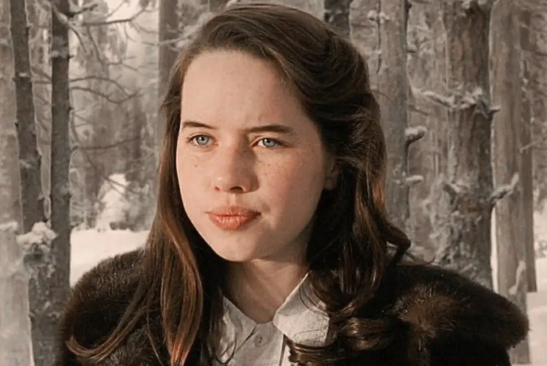 En la historia, Susan Pevensie es la hermana mayor después de Peter y duda de las historias de Lucy sobre Narnia.