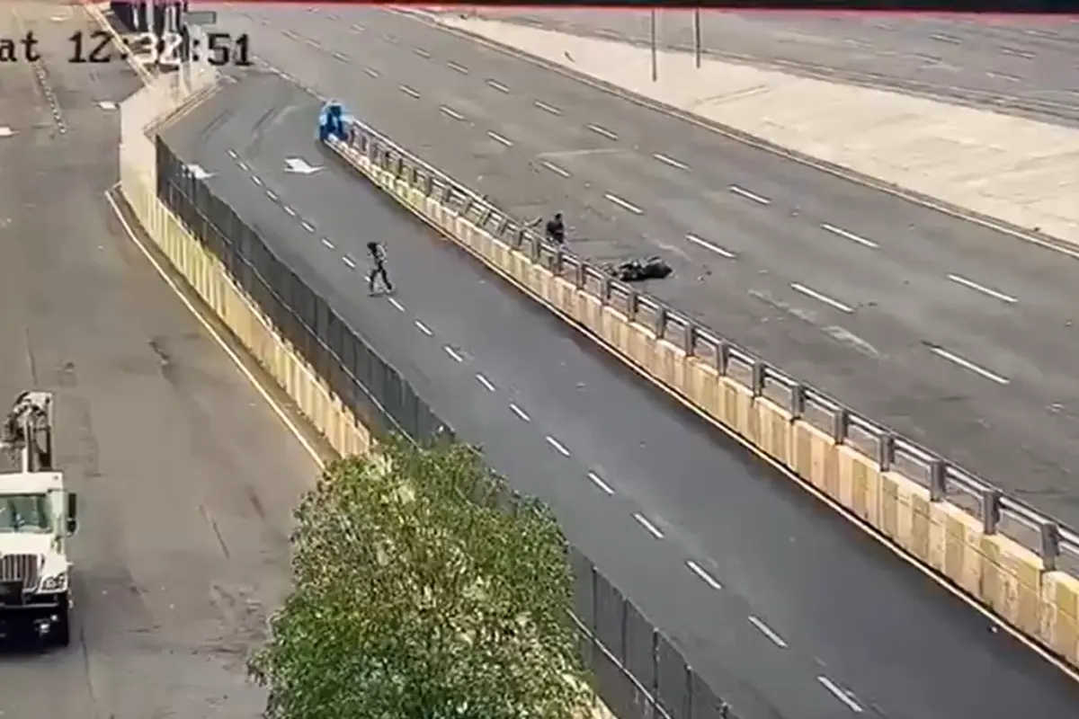 Automovilista embiste a ladrones en moto Especial