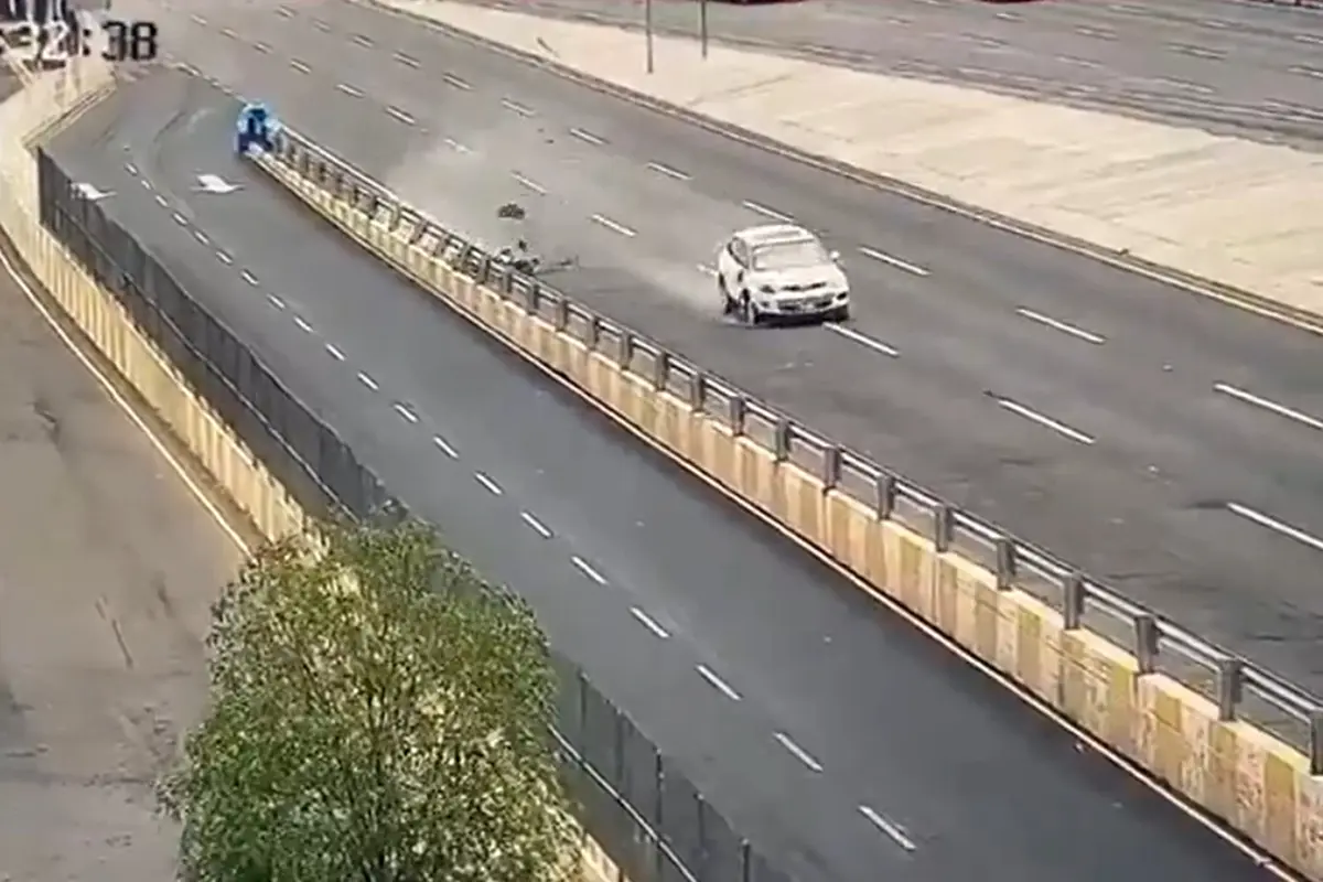 Automovilista embiste a ladrones en moto Especial