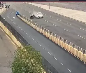 Conductor anónimo embiste a ladrones que viajaban en motocicleta