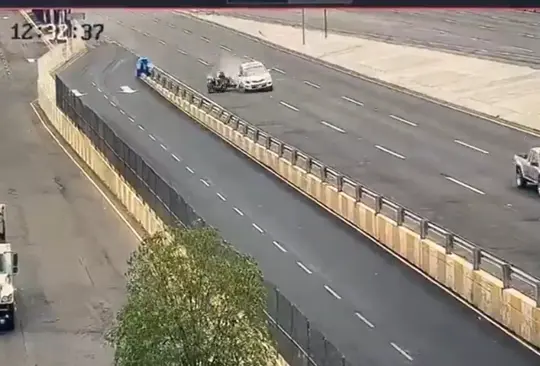 Conductor anónimo embiste a ladrones que viajaban en motocicleta Conductor anónimo embiste a ladrones que viajaban en motocicleta