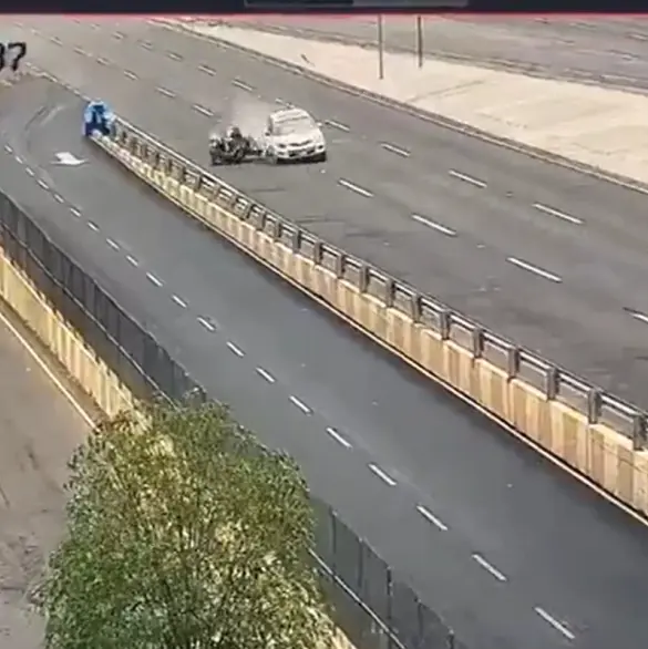 Conductor anónimo embiste a ladrones que viajaban en motocicleta