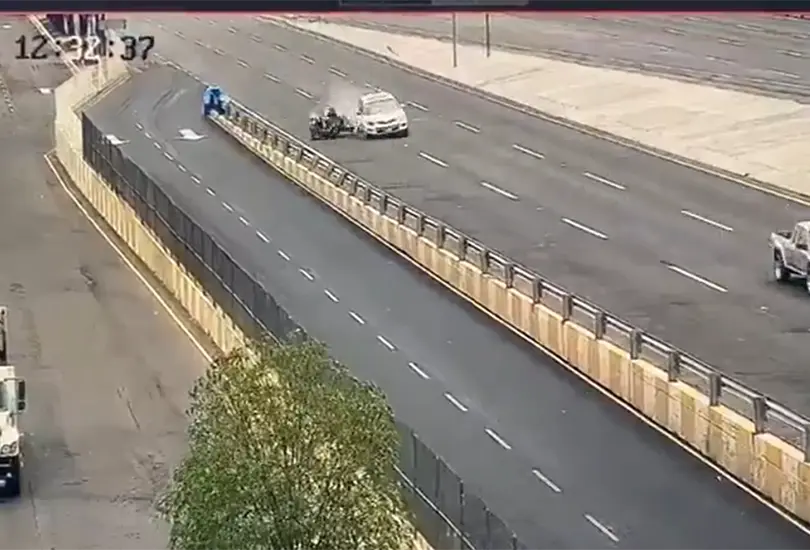 Conductor an&oacute;nimo embiste a ladrones que viajaban en motocicleta