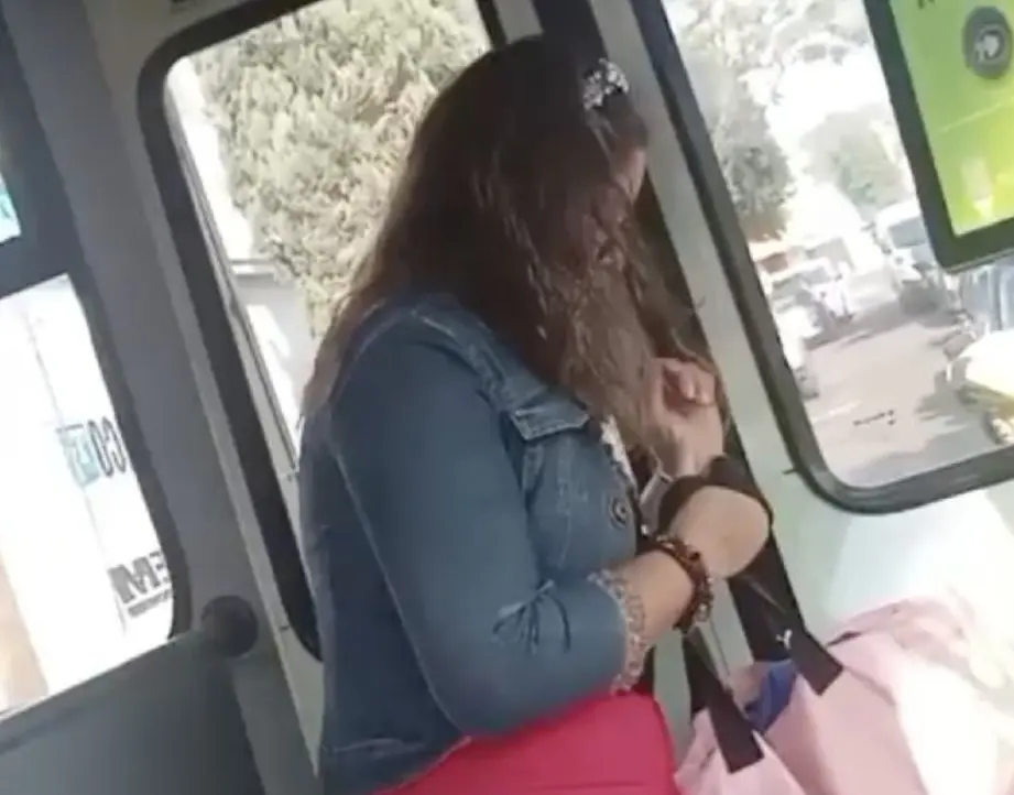 La mujer intentó forzar la puerta de la unidad. Especial