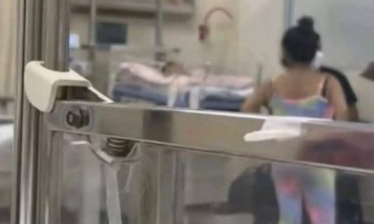  La bebé llevaba varios días hospitalizada. 