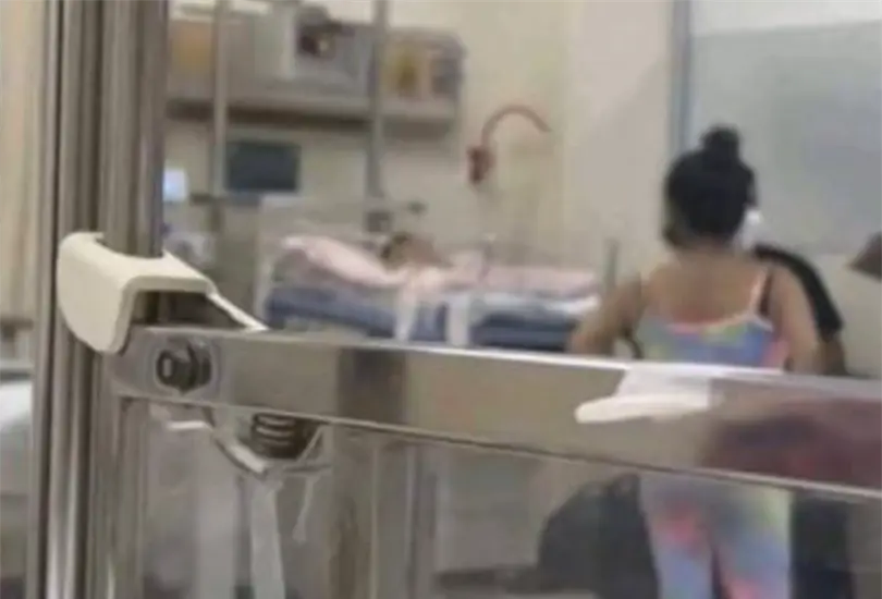 La bebé llevaba varios días hospitalizada. La bebé llevaba varios días hospitalizada.
