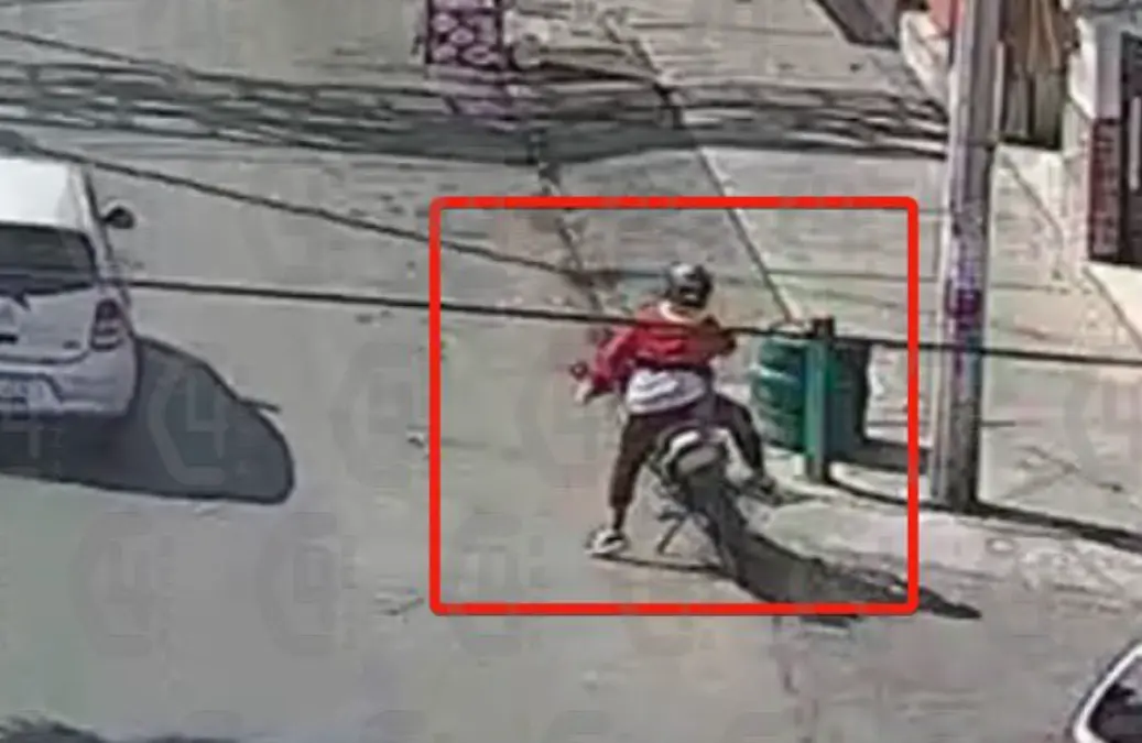 Fue atacado por un hombre armado que viajaba en una motocicleta tipo cross de color verde. X.