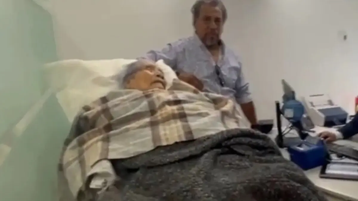  Banco obliga a abuelita a ir en camilla a realizar trámite. 