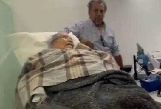 Banco obliga a abuelita a ir en camilla a realizar trámite. Banco obliga a abuelita a ir en camilla a realizar trámite.