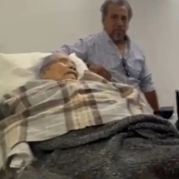 Banco obliga a abuelita de 96 años a acudir en camilla para cobrar su pensión en Oaxaca