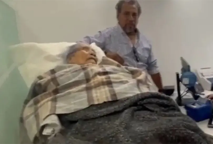 Banco obliga a abuelita a ir en camilla a realizar tr&aacute;mite.