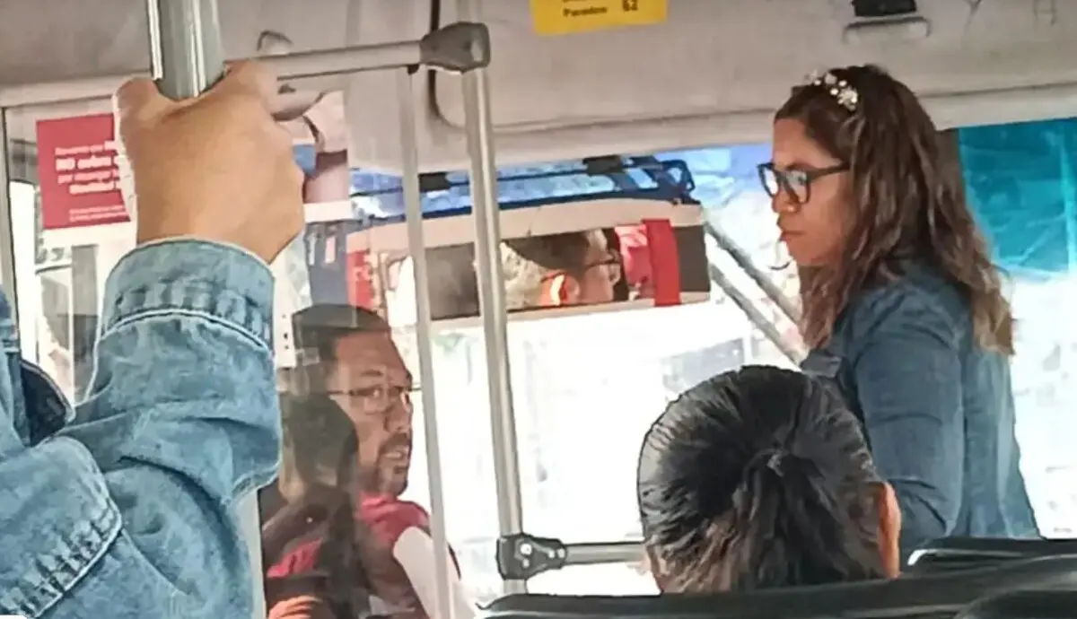  La mujer puso en riesgo al resto de los pasajeros al exigir descender en un lugar prohibido. 