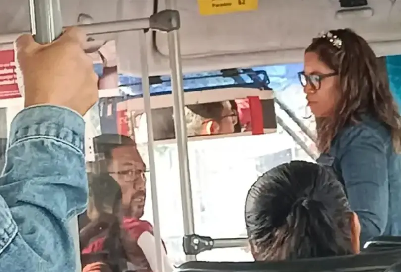 La mujer puso en riesgo al resto de los pasajeros al exigir descender en un lugar prohibido. La mujer puso en riesgo al resto de los pasajeros al exigir descender en un lugar prohibido.