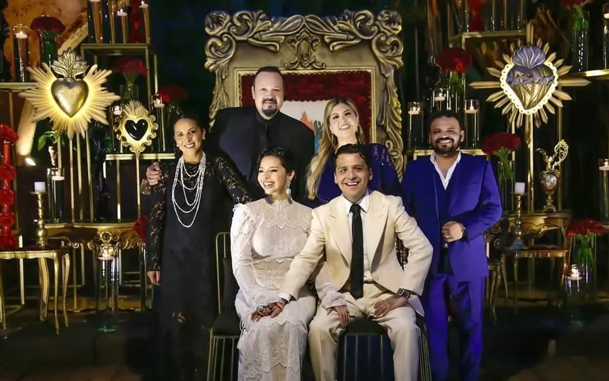  Ángela Aguilar y Nodal con sus papás 