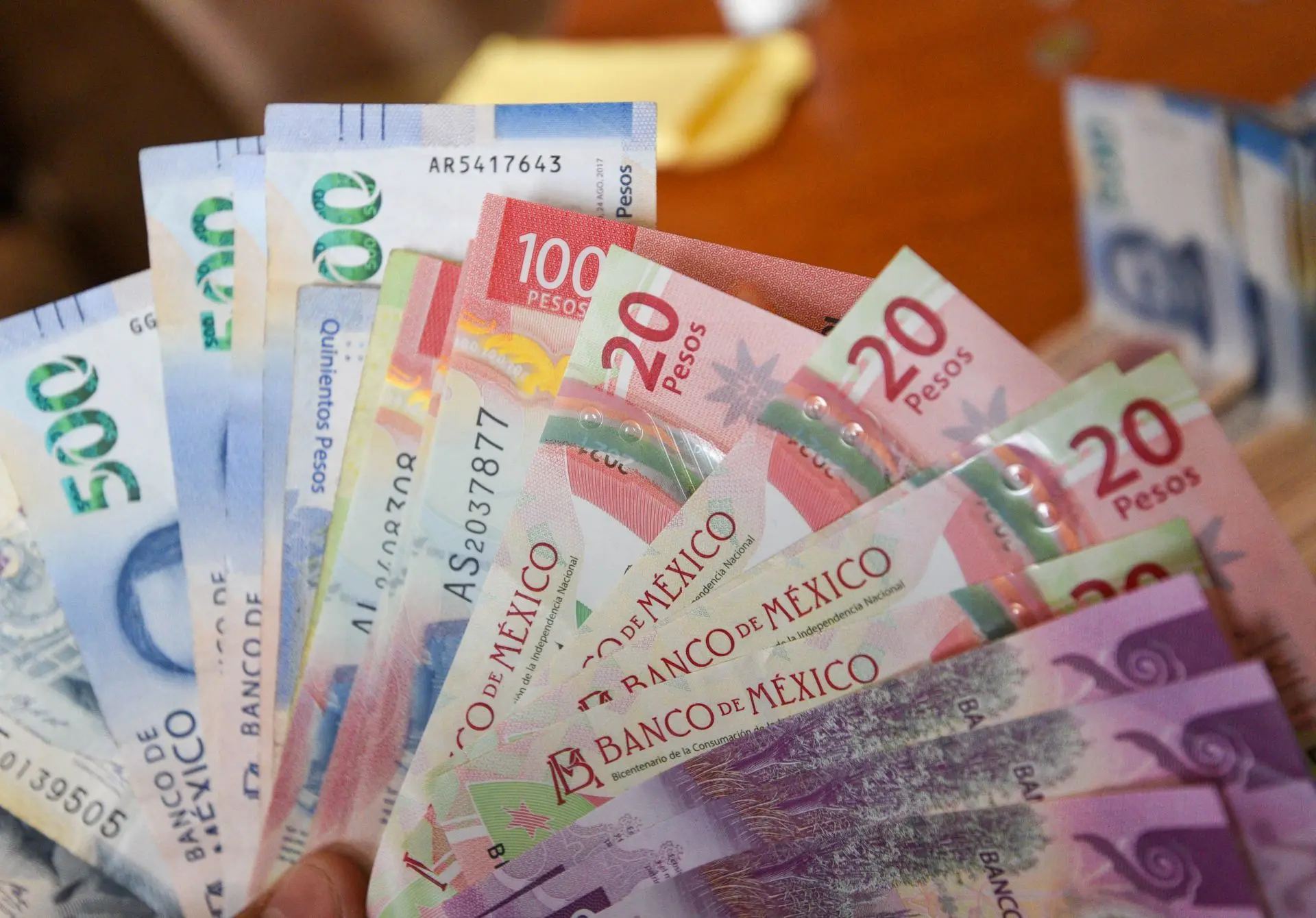 El desempeño del peso frente al dólar en las últimas jornadas muestra cierta estabilidad en el mercado cambiario. Archivo.