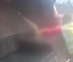 Camión recolector de basura prensa la mano de trabajador en Oaxaca