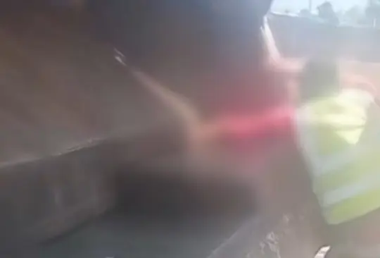 Camión recolector de basura prensa la mano de trabajador en Oaxaca Camión recolector de basura prensa la mano de trabajador en Oaxaca