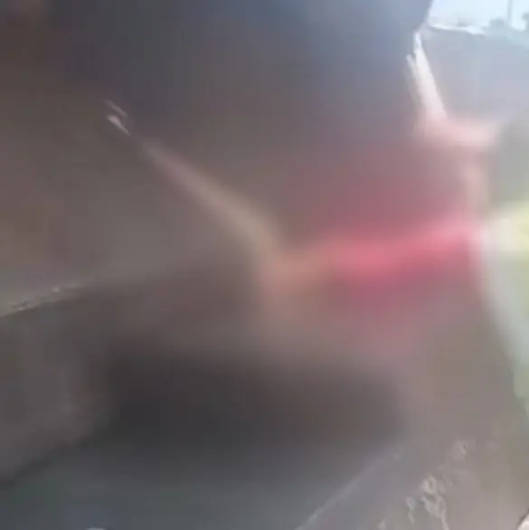 Camión recolector de basura prensa la mano de trabajador en Oaxaca