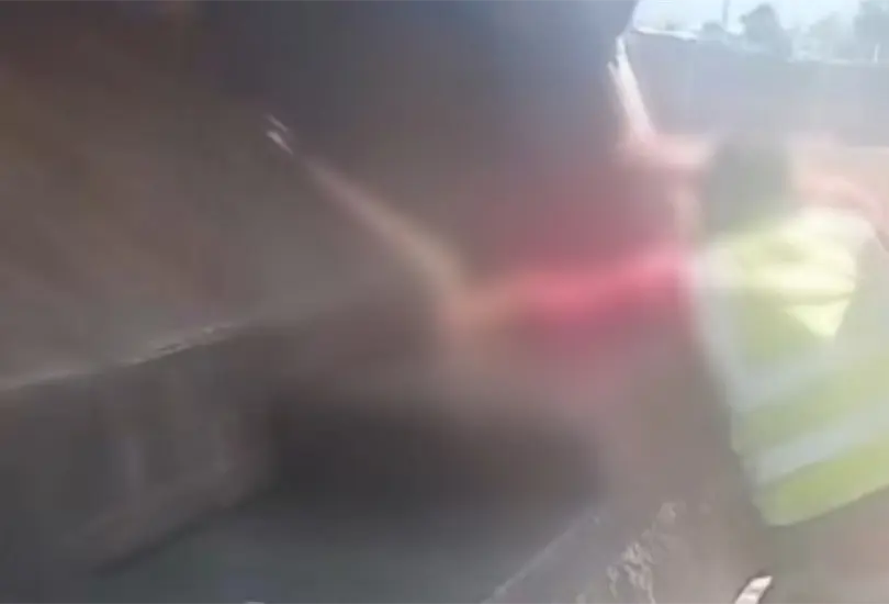 Cami&oacute;n recolector de basura prensa la mano de trabajador en Oaxaca