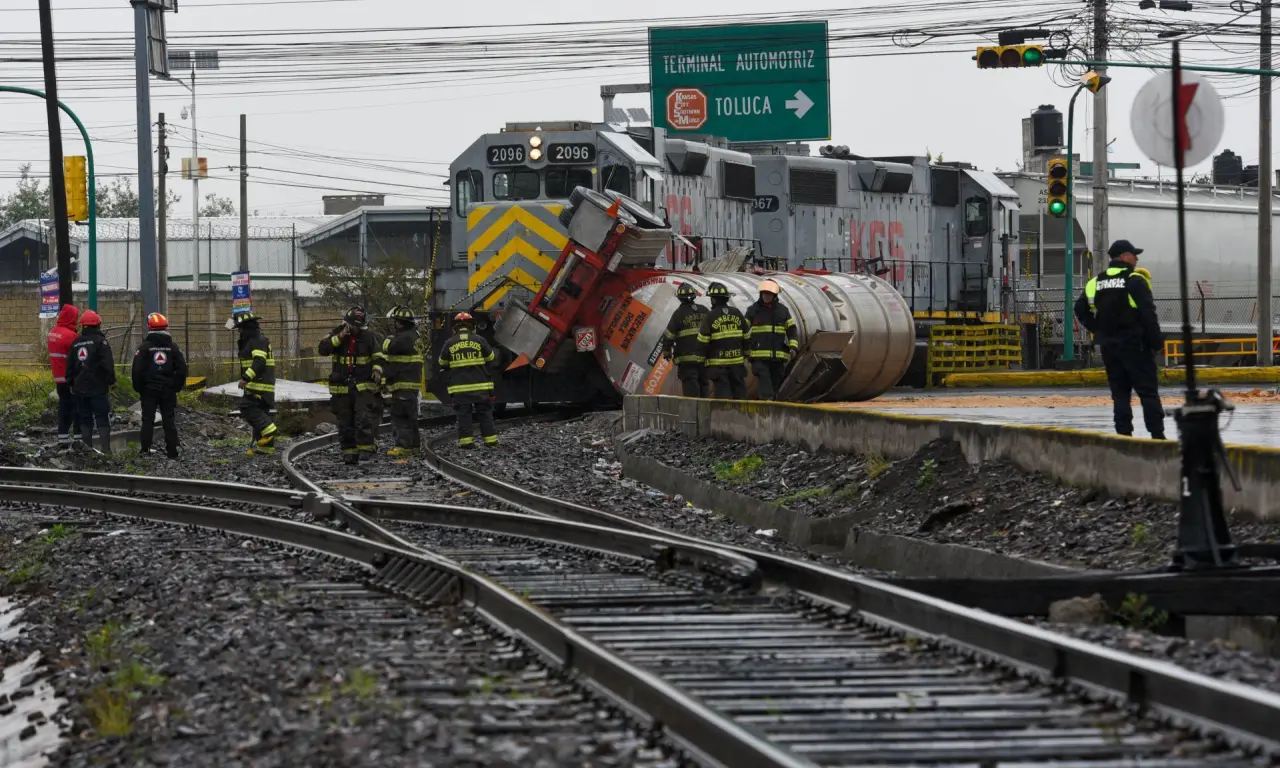  Caminaba con la cabeza agachada y lo arrolló un tren en Toluca
 