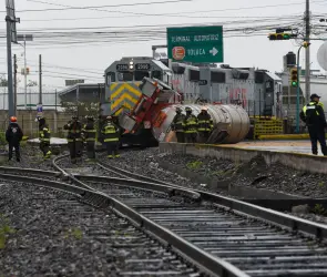 Un paso en falso: caminaba con la cabeza agachada y lo arrolló un tren en Toluca